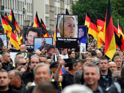 Portraits de victimes de crimes commis par des étrangers, brandis lors d'une manifestation organisée par le parti anti-immigration AfD, à Chemnitz le 1er septembre 2018 - John MACDOUGALL [AFP]