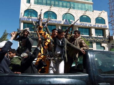 Des rebelles Houthis brandissent leurs armes le 11 février 2015 dans la capitale du Yémen Sanaa dont ils se sont emparée. - MOHAMMED HUWAIS [AFP/Archives]