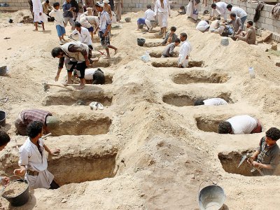 Des Yéménites creusent des tombes pour certains des 40 enfants tués dans un raid aérien de la coalition militaire menée par l'Arabie saoudite contre un bus à Dahyan dans une zone rebelle. Photo prise le 10 août 2018 - - [AFP/Archives]