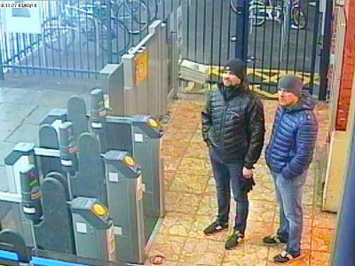 Photographie fournie par la police britannique le 5 septembre 2018 et prise le 3 mars 2018 à la gare de Salisbury montrant deux suspects recherchés dans l'affaire Skripal d'empoisonnement au Novitchok - HO [Metropolitan Police Service/AFP]