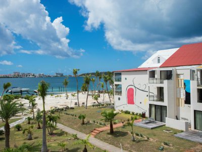 Un hôtel réouvert après travaux sur la plage de Nettlé Bay, sur l'île de Saint-Martin, le 27 février 2018 - Lionel CHAMOISEAU [AFP/Archives]