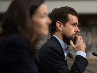 Les dirigeants de Twitter Jack Dorsey (D) et de Facebook Sheryl Sandberg (G) témoignent devant une commission du Sénat américain le 5 septembre 2018 à Washington - Jim WATSON [AFP]