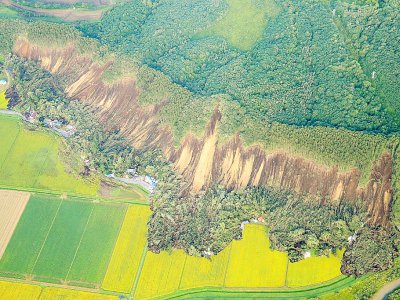 Vue aérienne d'un glissement de terrain à Atsuma, sur l'île septentrionale d'Hokkaido, frappée par un puissant séisme, le 6 septembre 2018 - JIJI PRESS [JIJI PRESS/AFP]
