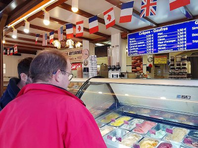 Les ventes de glaces, ici à Ouistreham, ont cartonné tout l'été, sous le soleil - Simon Abraham
