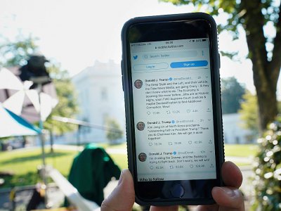 Les tweets de Donald Trump pris en photo sur un smartphone, le 6 septembre 2018 à la Maison Blanche - MANDEL NGAN [AFP]