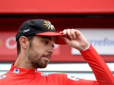 L'Espagnol Jesus Herrada (Cofidis) pose sur le podium avec le maillot rouge de leader de la Vuelta à l'issue de la 12e étape, le - septembre 2018 à Mañón - MIGUEL RIOPA [AFP]