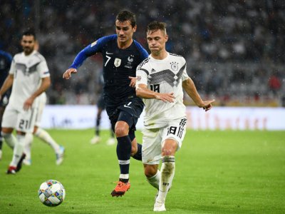 L'attaquant des Bleus Antoine Griezmann (g) à la lutte avec le milieu allemand Joshua Kimmich en Ligue des nations, le 6 septembre 2018 à Munich - FRANCK FIFE [AFP]