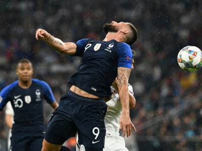 Le Français Olivier Giroud (g) frappe de la tête lors du match contre l'Allemagne en Ligue des nations, le 6 septembre 2018 à Munich - FRANCK FIFE [AFP]