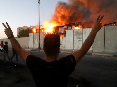 Un bâtiment public en flammes après une manifestation à Bassora, en Irak, le 6 septembre 2018 - Haidar MOHAMMED ALI [AFP]