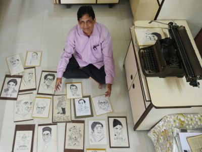L'artiste indien Chandrakant Bhide montrent ses oeuvres d'art créées à la machine à écrire, à Bombay le 17 juillet 2018 - Indranil MUKHERJEE [AFP]