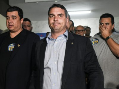 Flavio Bolsonaro (centre) le 7 septembre 2018 à l'hôpital de Juiz de Fora où son père Jair Bolsonaro, candidat d'extrême droit à la présidentielle brésilienne, est hospitalisé - Fabio TEIXEIRA [AFP]