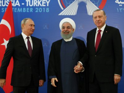 Photo fournie par la présidence turque montrant les présidents russe Vladimir Poutine, iranien Hassan Rohani et turc Recep Tayyip Erdogan au sommet tripartite à Téhéran, le 7 septembre 2018 - - [TURKISH PRESIDENTIAL PRESS SERVICE/AFP]