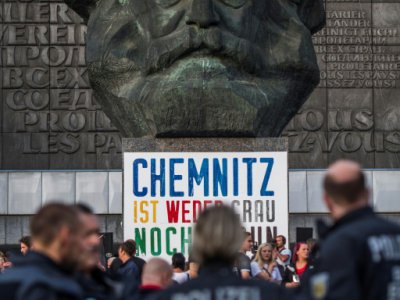Manifestants anti-étrangers devant le monument à Karl Marx, proclamant "Prolétaires de tous les pays, unissez-vous", le 7 septembre 2018 à Chemnitz, en Allemange - John MACDOUGALL [AFP]