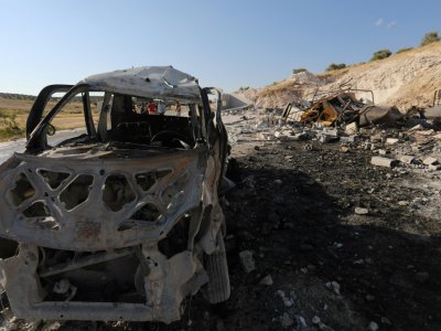Photo prise le 8 septembre 2018 montrant la carcasse d'un véhicule après une frappe aérienne dans la ville de Hass, dans la sud de la province d'Idleb, dans le nord-ouest de la Syrie - OMAR HAJ KADOUR [AFP]