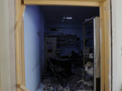 Photo prise le 8 septembre 2018 montrant des dégâts dans un hôpital à la suite d'une frappe aérienne dans la ville de Hass, dans la sud de la province d'Idleb, dans le nord-ouest de la Syrie - OMAR HAJ KADOUR [AFP]