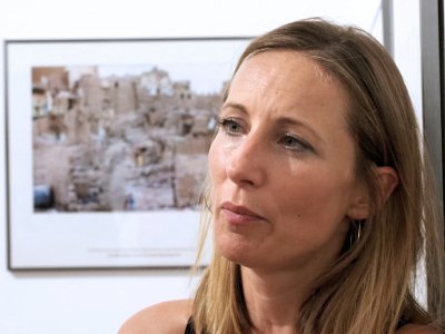 La photographe française Véronique de Viguerie, lauréate du prix le plus prestigieux du festival international de photojournalisme, Visa pour l'image, devant un des clichés de son exposition "Yémen: la guerre qu'on nous cache", le 6 septembre 2018 à - RAYMOND ROIG [AFP]