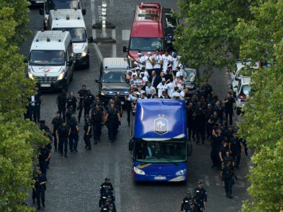 Les joueurs de l'équipe de France, championne du monde en Russie, s'apprêtent à descendre les Champs-Elysées en bus impérial décapotable, le 16 juillet 2018 - Bertrand GUAY [AFP]
