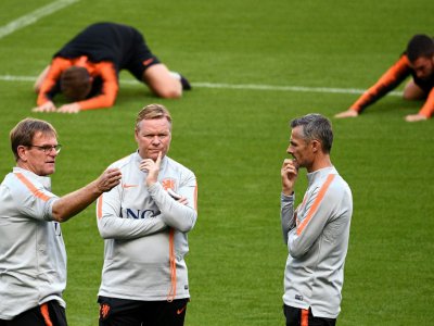 Le sélectionneur des Pays-Bas Ronald Koeman (c) discute avec des membres de son staff lors d'une séance d'entraînement au Stade de France, le 8 septembre 2018 - FRANCK FIFE [AFP]