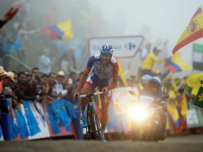 Thibaut Pinot franchit la ligne d'arrivée de la 15e étape de La Vuelta au sommet des lacs de Covadonga, le 9 septembre 2018 - Miguel RIOPA [AFP]
