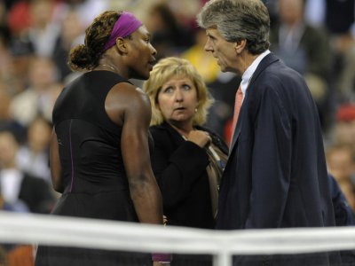 Serena Williams échange avec un arbitre, après avoir été pénalisée lors de son match contre la Belge Kim Clijsters à l'US Open, le 12 septembre 2009 - TIMOTHY A. CLARY [AFP/Archives]