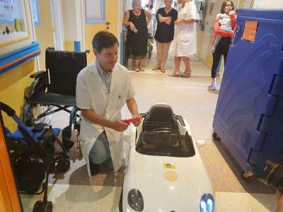 Le Dr Jérôme Jean, anesthésiste en pédiatrie, présente l'une des voitures électriques. - Amaury Tremblay