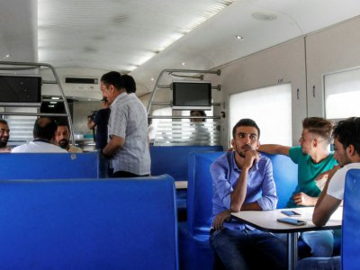 Des passagers d'un train reliant Bagdad à Fallouja, en Irak, le 19 août 2018 - SABAH ARAR [AFP]
