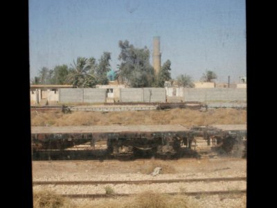 Vue à travers une fenêtre du train Bagdad-Fallouja en Irak, le 19 août 2018 - SABAH ARAR [AFP]