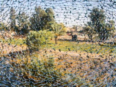 Une fenêtre brisée d'un train en Irak, le 19 août 2018 - SABAH ARAR [AFP]