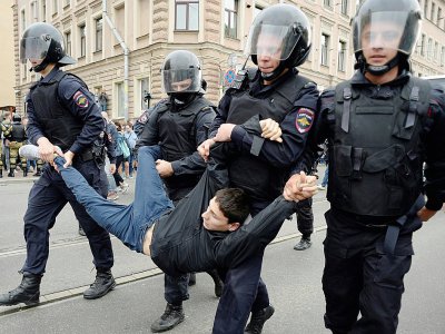 Des policiers arrêtent un jeune lors d'une manifestation contre la réforme de l'âge de la retraite, à Saint-Pétersbourg le 9 septembre 2018 - Olga MALTSEVA [AFP]
