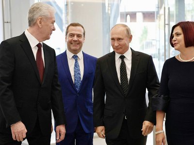 Le président russe Vladimir Poutine (2eD), le Premier ministre Dmitri Medvedev (22G) et le maire de Moscou Serguei Sobianine (G), à l'inauguration d'une nouvelle salle de concert à Moscou le 8 septembre 2018 - Alexey NIKOLSKY [SPUTNIK/AFP]