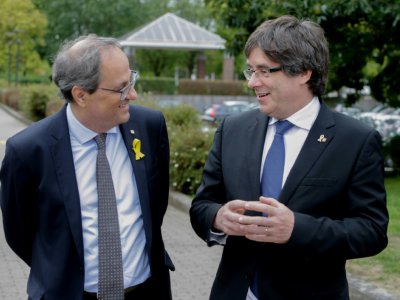 Quim Torra, président de la Catalogne (à gauche), et l'ancien président Carles Puigdemont (à droite), le 27 août 2018 à Bruxelles - Aris Oikonomou [AFP/Archives]