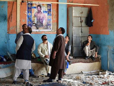 Des Afghans inspectent les lieux d'un attentat à Kaboul, le 6 septembre 2018 - WAKIL KOHSAR [AFP]
