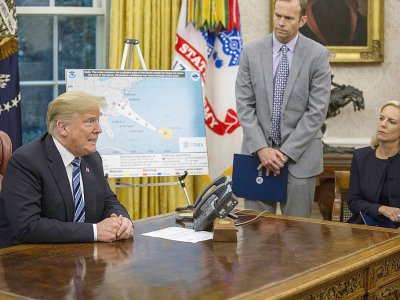 Le président Donald Trump reçoit un briefing dans le Bureau ovale sur l'ouragan Florence, le 11 septembre 2018 - ZACH GIBSON [AFP]