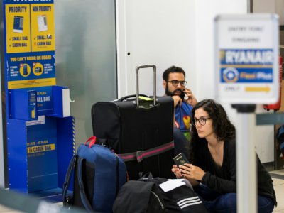 Des passagers de Ryanair attendent après l'annulation de leur vol en raison d'une grève des pilotes, le 10 aoüt 2018, à l'aéroport allemand de Schoenenfeld à Berlin - Odd ANDERSEN [AFP/Archives]