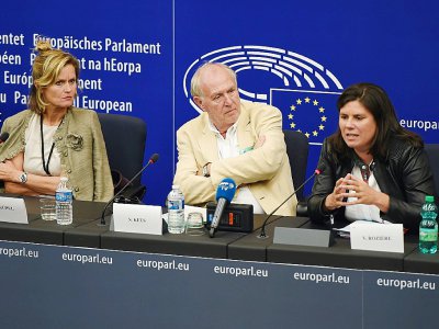 Les parlementaires européennes Helga Trupel (à gauche) et Virginie Rozière (à droite) et le journaliste de l'AFP Sammy Ketz (au centre) s'expriment sur la réforme des droits à Strasbourg (France) le 11 septembre 2018. - FREDERICK FLORIN [AFP]
