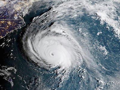 Cette photo du satellite NOAA/RAMMB prise le 12 septembre 2018 à 10H00 GMT montre l'ouragan Florence s'approcher des côtes américaines - HO [NOAA/RAMMB/AFP]