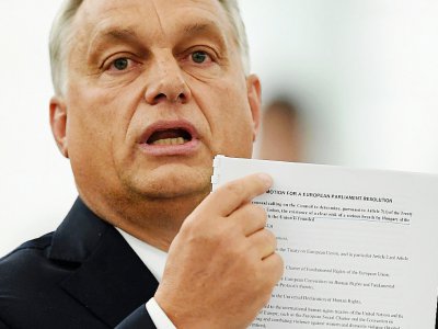 Le Premier ministre hongrois Viktor Orban montre un document durant un débat sur la Hongrie au Parlement européen à Strasbourg (France), le 11 septembre 2018 - FREDERICK FLORIN [AFP]