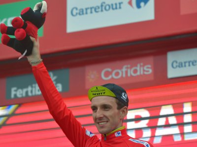 Simon Yates (Mitchelton-Scott) a conservé son maillot rouge de leader à l'issue de la 17e étape du Tour d'Espagne mercredi 12 septembre - ANDER GILLENEA [AFP]