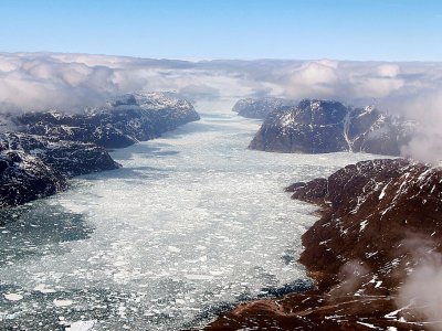 Un fjord glacé du Groenland, photographié le 12 mai 2017 pendant l'opération IceBridge dans l'Arctique - John SONNTAG [NASA/AFP/Archives]