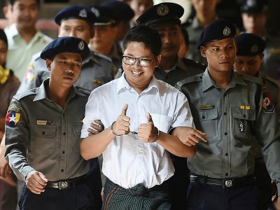 Le journaliste de Reuters Wa Lone escorté à son arrivée au tribunal de Rangoun (Birmanie) le 3 septembre 2018. - YE AUNG THU [AFP]