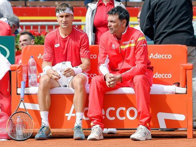 L'entraîneur de l'équipe d'Espagne de Coupe Davis Sergi Bruguera (d) conseille Rafael Nadal lors du quart de final contre l'Allemagne, le 6 avril 2018 à Valence - JOSE JORDAN [AFP/Archives]