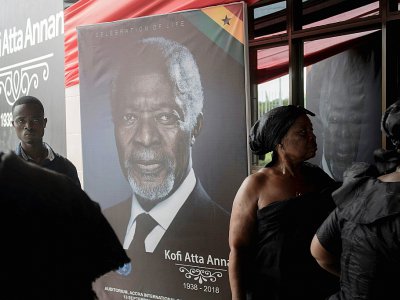 Un portrait de Kofi Annan à l'entrée du Centre international de conférences d'Accra, où se déroulent les funérailles nationales de l'ancin secrétaire général des Nations unies, le 11 septembre 2018. - CRISTINA ALDEHUELA [AFP]