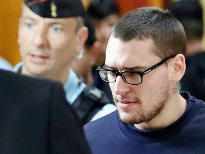 Samuel Dufour (C), un des trois skinheads impliqués dans la mort de Clément Méric, arrive au tribunal, le 4 septembre 2018 à Paris - Thomas SAMSON [AFP]