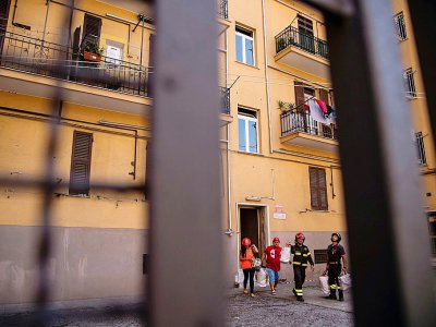 Des habitants quittent leurs maisons de la rue Fillak, dans la "zone rouge" situéée sous les restes du Pont Morandi, à Gênes (Ligurie), le 16 août 2018 - MARCO BERTORELLO [AFP/Archives]