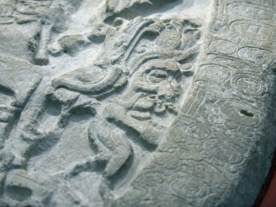 Détail d'un autel vieux de 1.500 ans récemment découvert sur un site archéologique du nord du Guatemala, au musée d'archéologie et d'ethnologie de Guatemala city, le 12 septembre 2018 - Johan ORDONEZ [AFP]