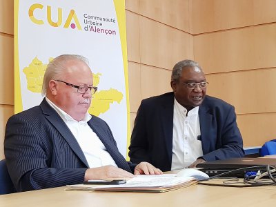 Alain Lenormand (élu en charge du chantier) et Ahamada Dibo, président de la CUA. - Eric Mas