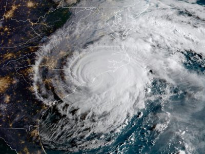 Cette image satellite NOAA/RAMMB prise à midi GMT le 14 septembre 2018 montre l'ouragan Florence toucher terre sur la côte Est américaine - HO [NOAA/RAMMB/AFP]
