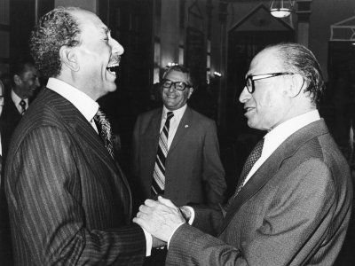 Menahem Begin (à droite) et Anouar al-Sadate le 20 novembre 1977 à Jerusalem - [FILES-IPPA/AFP]