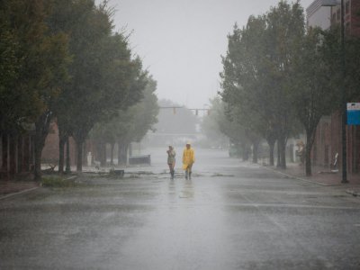 Des habitants de la ville de New Bern, en Caroline du Nord, le 14 septembre 2018 après le passage de l'ouragan  Florence sur la côte sud-est  américaine - Logan Cyrus [AFP]
