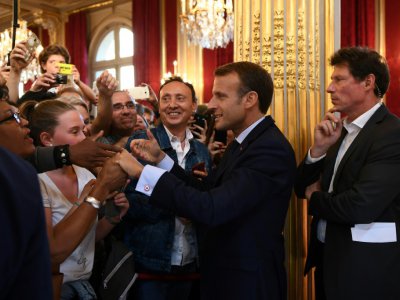 La président Emmanuel Macron a passé près de trois heures avec les curieux venus visiter l'Elysée, le 15 septembre 2018 lors des Journées européennes du patrimoine. - Anne-Christine POUJOULAT [POOL/AFP]